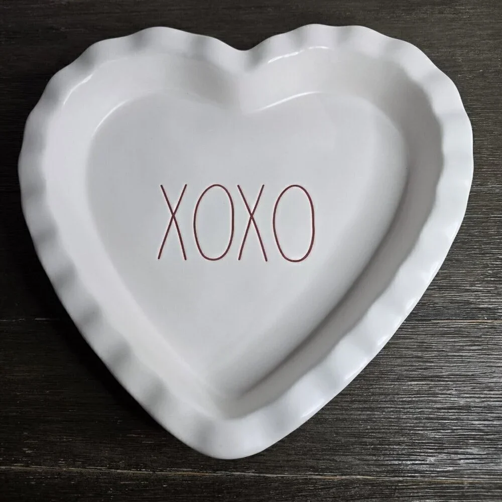 NWT Rae Dunn Artisan XOXO Heart Shaped Pie Dish Valentine's Day 2021 Magenta